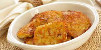 Картофельные драники на тарелке