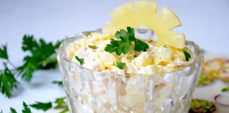 Салат с ананасами и грибами