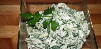 Салат с кальмарами и солеными огурцами