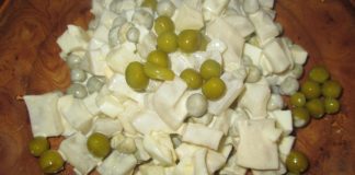 Салат с кальмарами и зеленым горошком