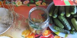 На дно чистой емкости укладываем 2 зубка