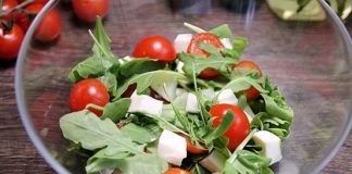 Рукколу промываем