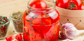 Малосольные помидоры с чесноком и зеленью в кастрюле без уксуса