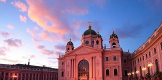 Лучшие спектакли в Санкт-Петербурге: от драмы до комедии — куда идти и что смотреть