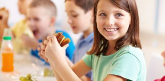 Ребенок ест гумбургер