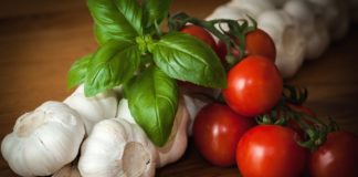 Чеснок и помидоры