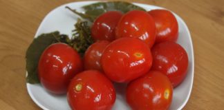 Маринованные помидоры на тарелке