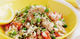 Салат с горошком, сыром, тунцом и рисом