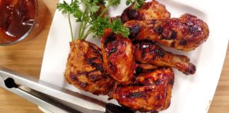 Шашлык из курицы на тарелке с зеленью