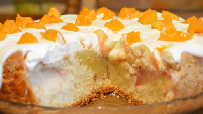Торт бисквитный с персиками