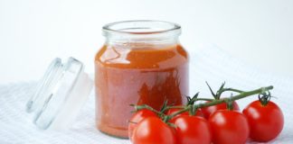 Кетчуп в банке с помидорами