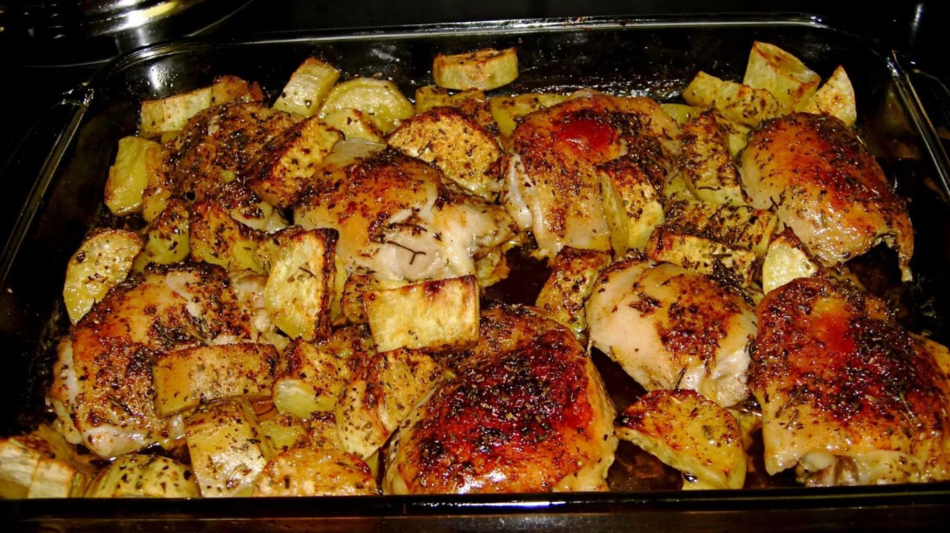 Запечь куриные бедрышки с картошкой