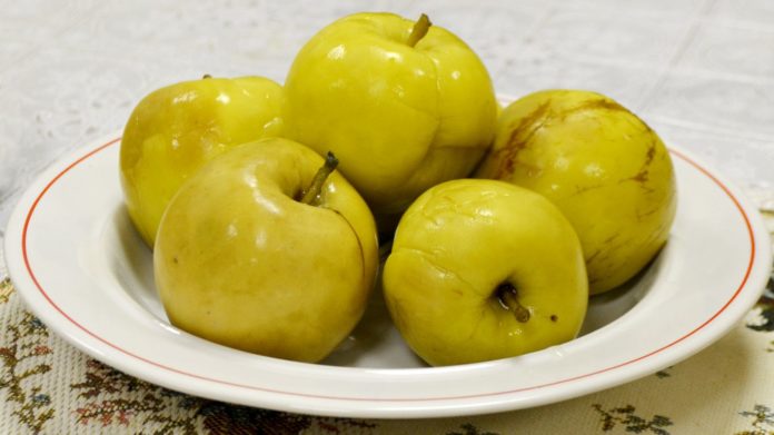 Моченые яблоки на тарелке