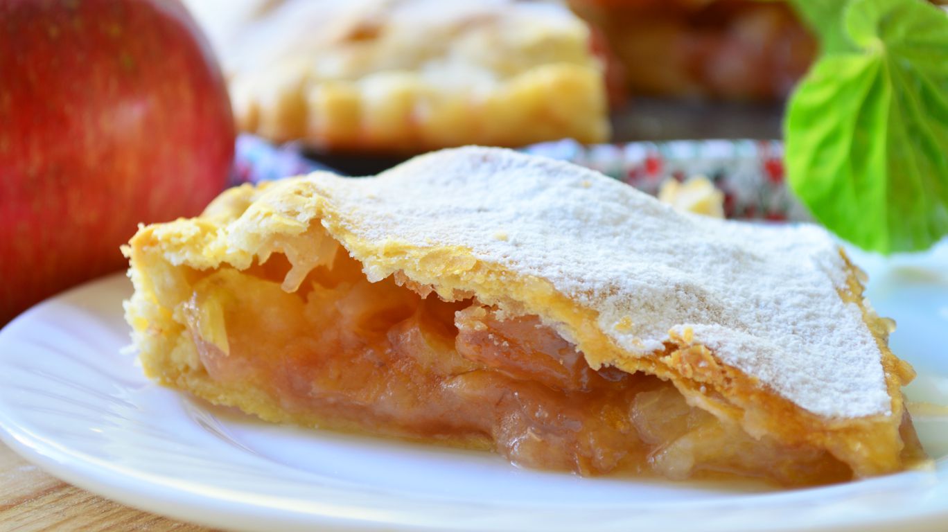 Яблочный пирог на тарелке