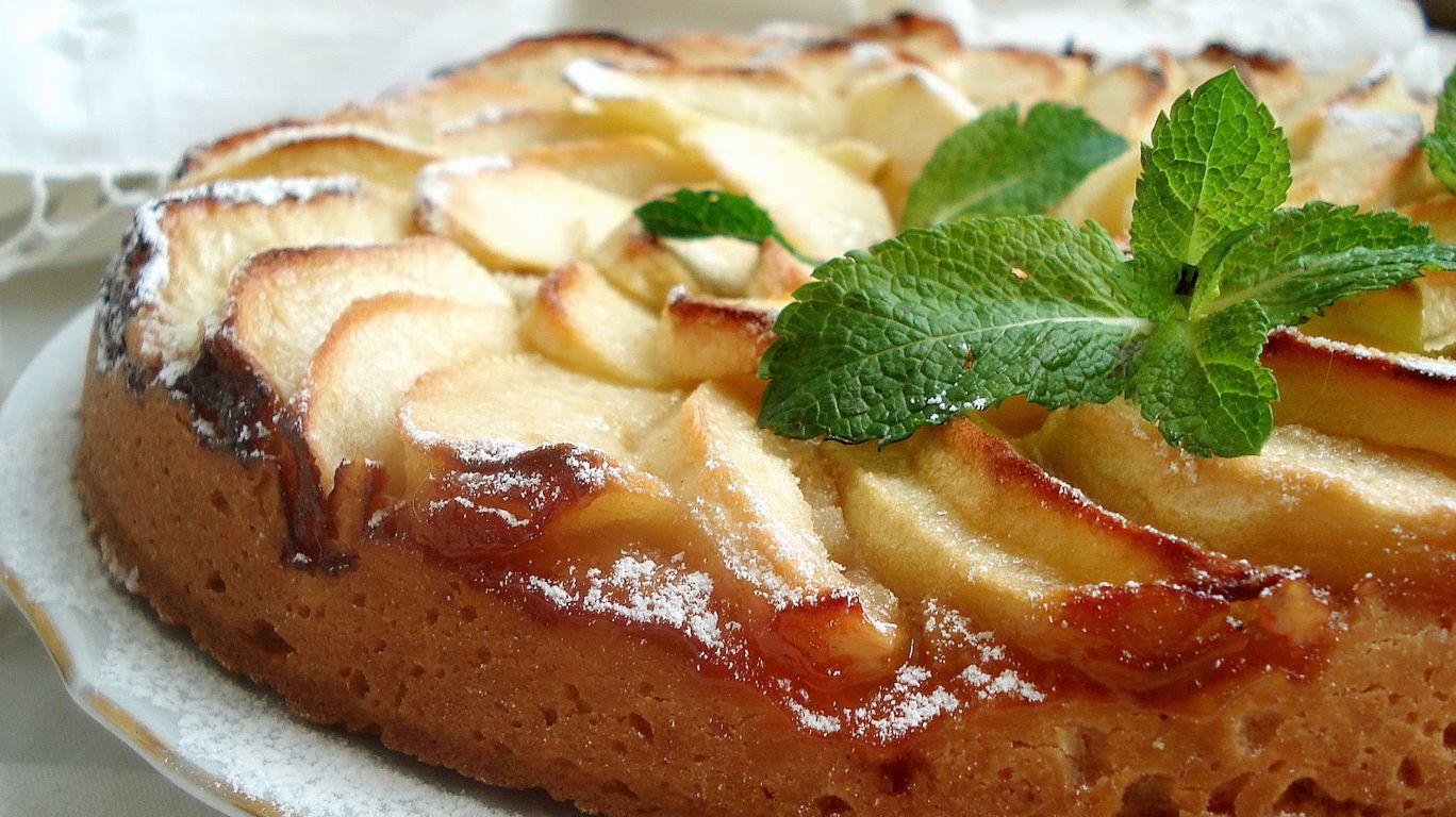 Яблочный пирог на тарелке