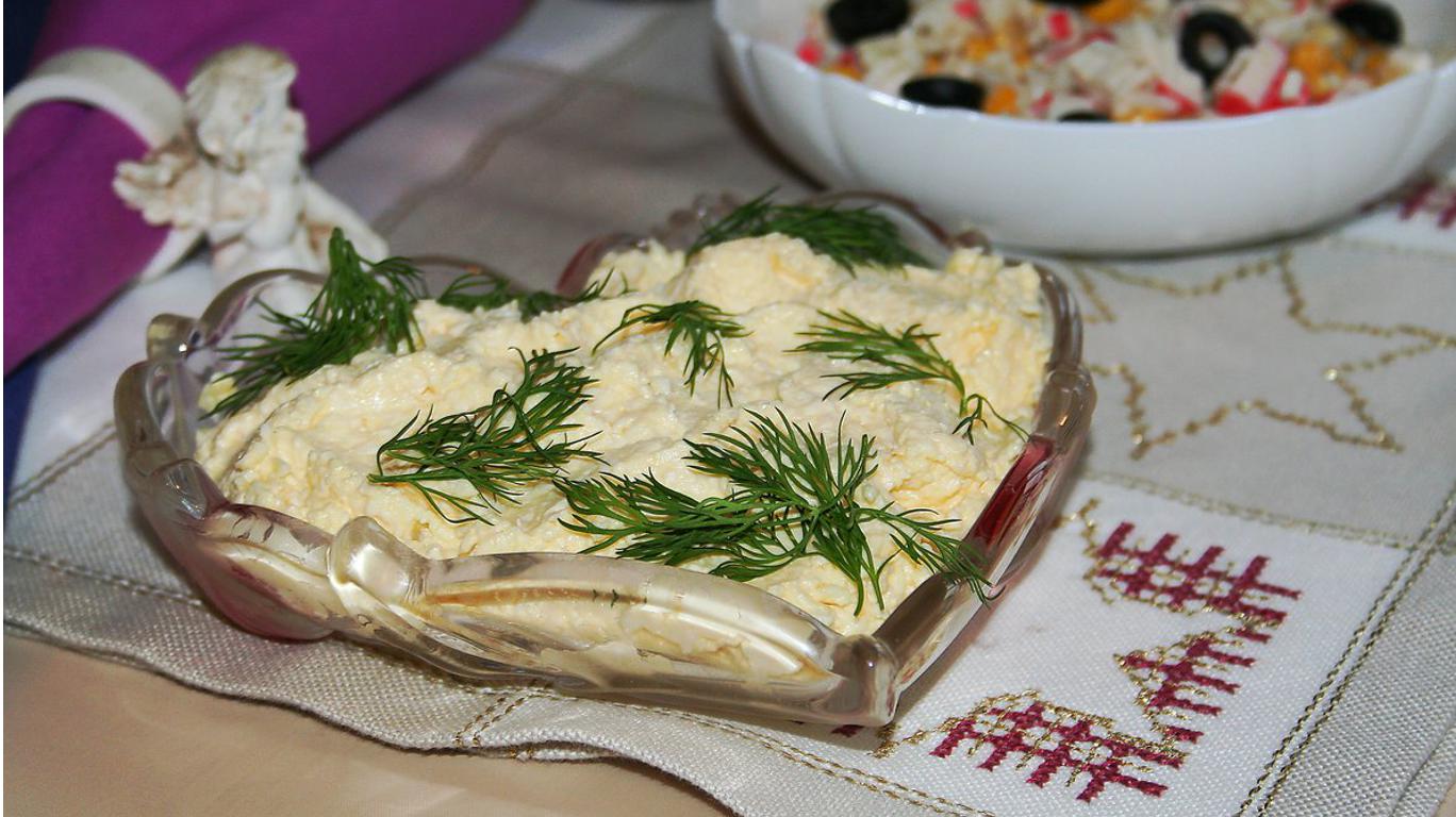 Еврейский салат с плавленным сыром и яйцом