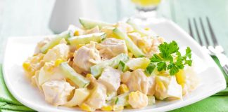 Салат с копченой грудкой и ананасами