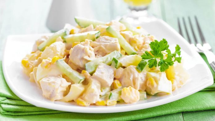 Салат с копченой грудкой и ананасами