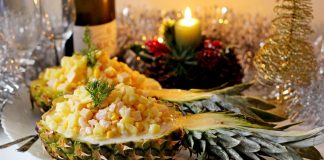 Салат с креветками и ананасом