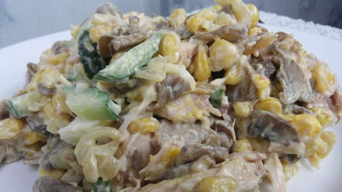 Салат с жаренными грибами и курицей