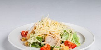 Салат цезарь с черри