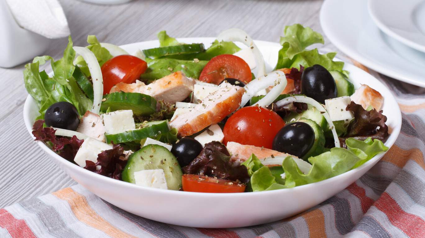 Греческий салат с брынзой и курицей