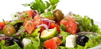 Греческий салат с семгой