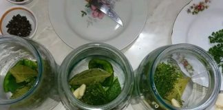 Из болгарского перца удаляем семена