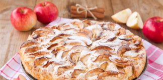 Замесите тесто на «Шарлотку» за 5 минут