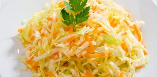 салат витаминный из капусты и моркови с уксусом и огурцом