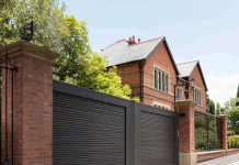 Если вы планируете модернизировать въезд на участок, обязательно обратите внимание на комплект для ворот, который включает всё необходимое для быстрого и надёжного запуска системы.