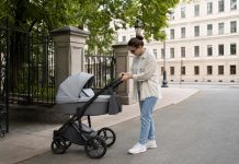 Детская коляска для города: как выбрать удобную модель для прогулок Современная детская коляска на городской прогулке